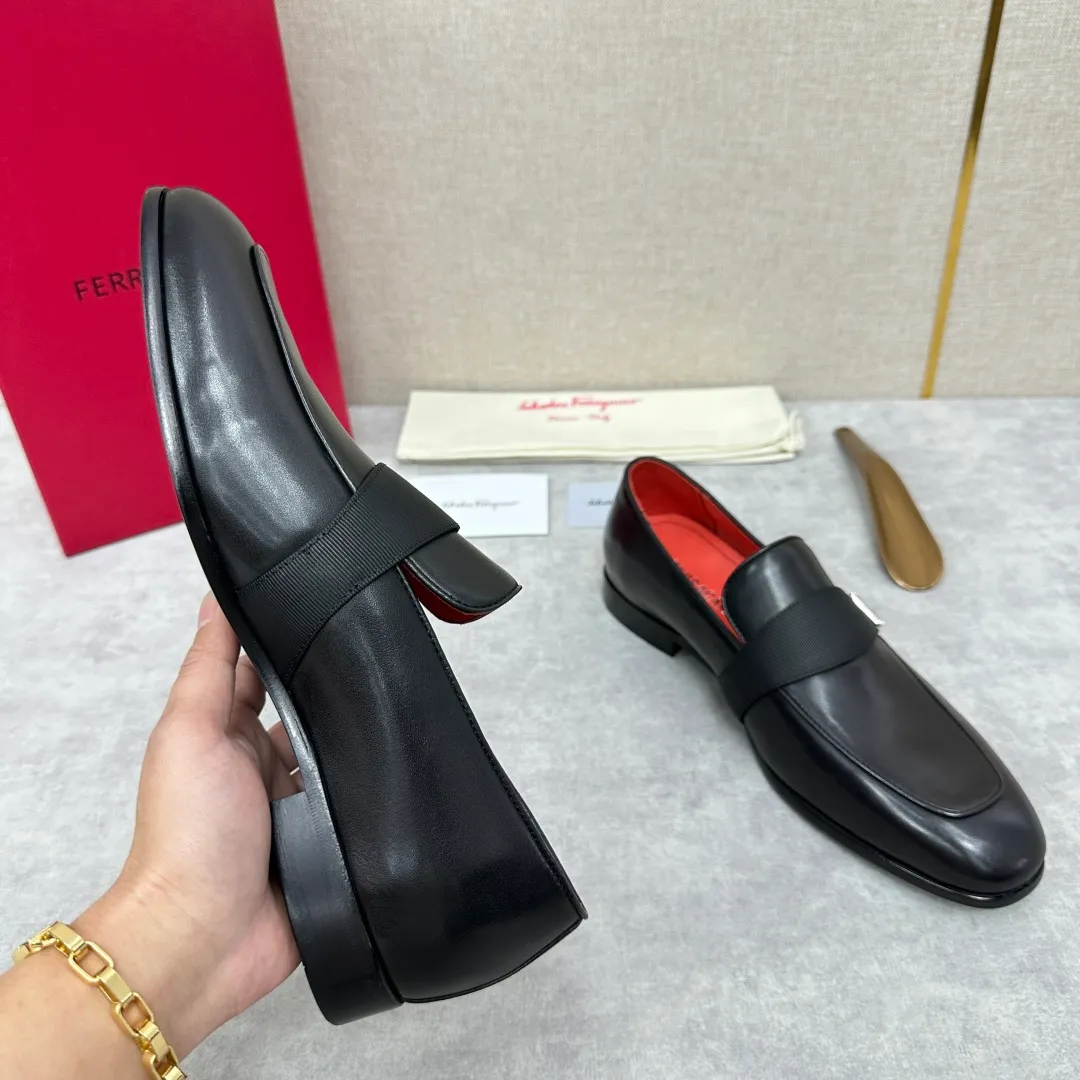 [Ferragamo] Top P: 960💰 Number of yards: 39~44 (38.45.46. Custom-made, non-refundable) Ferragamo** counters synchronize new models of men's loafers that can be worn casually or formally. The classic shape embodies the fashionable charm of formal wear, and the newly designed proportions are more modern. These loafers are made of imported open-edge beaded cowhide/fine calfskin/cow suede material. The upper is decorated with webbing, and the side is privately molded with silver Gancini buckles. The double stitching details add to the fashionable charm. Adopting a special "Original" structure and going through multiple processes, the soles are almost entirely handmade. Unique processing technology demonstrates exquisite craftsmanship. The original privately modeled genuine leather outsole is paired with a personalized rubber backing. It is comfortable, non-slip and wear-resistant. It can be worn as a slip-on. Exquisite hand-stitching. The workmanship is as fine as that of a store. The original color calfskin lining is sweat-absorbent, anti-odor, comfortable and breathable. The heel is also decorated with a rubber patch to perfectly improve the grip performance.